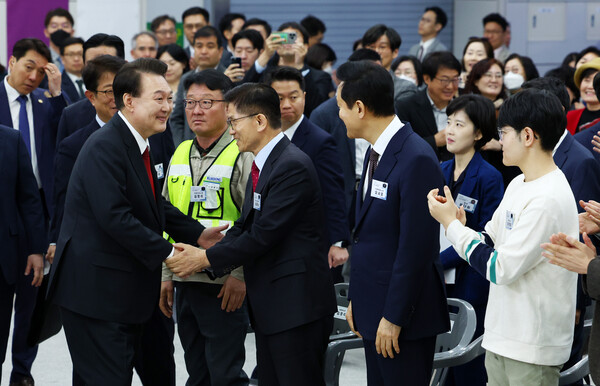 윤석열 대통령이 29일 서울 강남구 수서역에서 열린 수도권광역급행철도(GTX) A노선 개통 기념식에 참석해 김문수 경제노동사회위원회 위원장과 인사하고 있다. 2024.3.29 [대통령실통신사진기자단] 연합뉴스