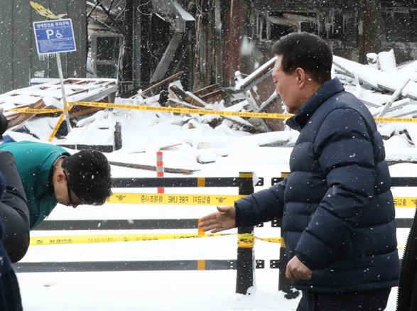 한동훈 국힘당 비대위원장이 윤석열 대통령 앞에서 90도 '폴더인사'를 하는 모습. 연합뉴스