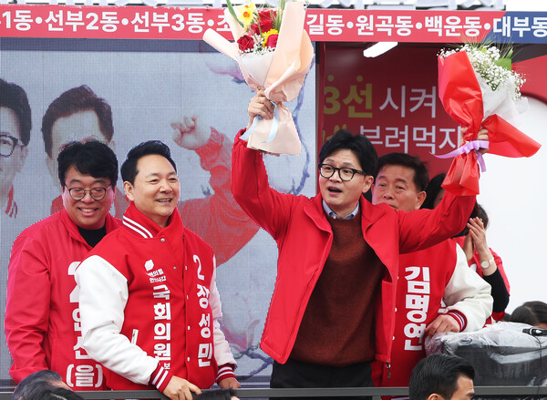 국민의힘 한동훈 비상대책위원장 겸 총괄 선거대책위원장이 29일 오후 경기도 안산시 단원구 선부광장에서 안삽갑 장성민, 안산을 서정현, 안산병 김명연 후보와 함께 지지를 호소하고 있다. 2024.3.29. 연합뉴스