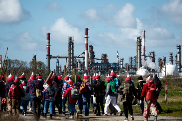 멸종 반란(XR)의 환경 운동가들이 2024년 3월 23일 프랑스 낭트 근처 동즈에서 에너지 기업 토탈레너지 창립 100주년을 맞아 이 회사 정유소에 모여 시위를 벌이고 있다. 2024.3.23. 로이터 연합뉴스