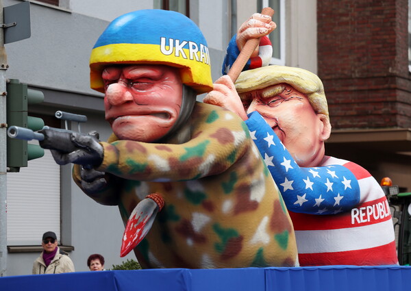 지난 12일(현지시간) 독일 뒤셀도르프에서 '장미의 월요일' 카니발 행사용으로 장식된 도널드 트럼프 전 미국 대통령을 본뜬 인형이 우크라이나 병사 인형을 뒤에서 찌르고 있다. 미국 공화당 유력 대선후보인 트럼프 전 대통령은 전날 사우스캐롤라이나 유세에서 방위비를 부담하지 않는 나토 회원국을 공격하도록 러시아를 부추기겠다는 취지의 발언을 해 파문을 일으켰다. 2024.02.13. EPA 연합뉴스