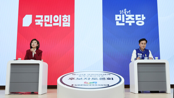 제22대 총선 국민의힘 나경원·더불어민주당 류삼영 동작구을 후보가 1일 서울 서초구 한국세무사회에서 후보자 토론회 리허설을 하고 있다. 2024.04. 01. 연합뉴스