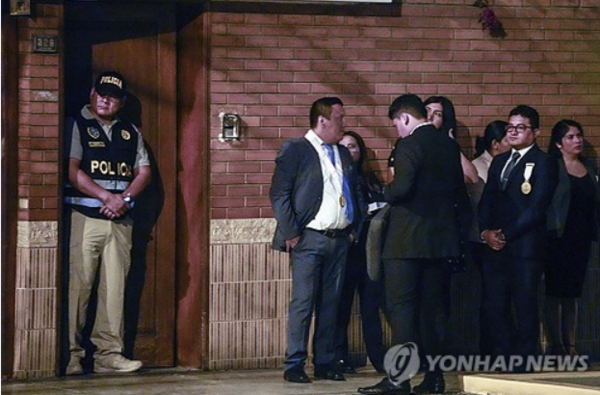 페루 검찰 수사관과 경찰이 30일 새벽 수도 리마의 수르키요 구에 위치한 대통령 관저를 급습, 압수수색을 벌이고 있다. 2024.3.30. AP 연합뉴스 