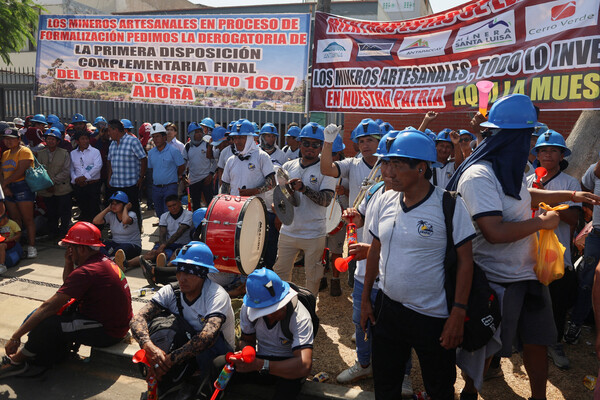 페루의 비정규직 광부들이 12일 수도 리마의 에너지광업부 청사 앞에서 자신들의 정규직화를 금지한 법안의 폐기를 요구하며 시위를 벌이고 있다. 2024.3.12. 로이터 연합뉴스 