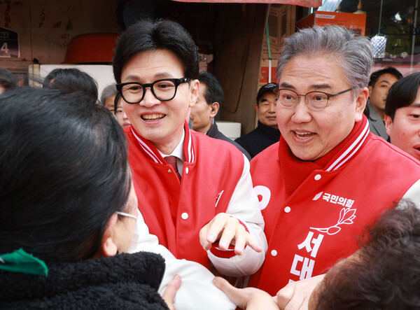 국민의힘 한동훈 비상대책위원장이 19일 서울 서대문구 인왕시장에서 박진 후보(서대문 을)과 함께 시민들에게 인사하고 있다. 2024.3.19. 연합뉴스