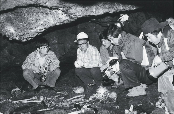 제민일보 취재반의 김종민 기자(맨 왼쪽)와 양조훈 반장(왼쪽에서 네 번째) 등이 다랑쉬굴 안에서 발견된 유해를 살펴보고 있다. © 제민일보