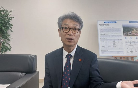 김종민 제주4.3평화재단 이사장이 3월 29일 집무실에서 인터뷰에 응하고 있다. © 이봉수