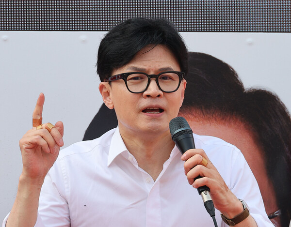 국민의힘 한동훈 비상대책위원장 겸 총괄 선거대책위원장이 2일 충남 아산시 온양온천역 앞 광장에서 김영석(충남 아산시갑) 후보, 전만권(충남 아산시을) 후보에 대한 지지를 호소하고 있다. 2024.4.2. 연합뉴스