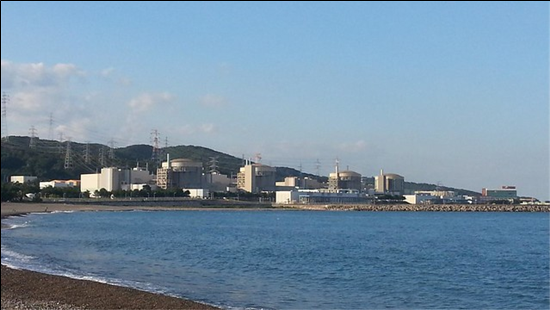 경주 월성원자력발전소 전경. 둥근 지붕의 4기의 원자로 중 맨오른쪽이 폐로가 결정된 월성1호기다. @이원영