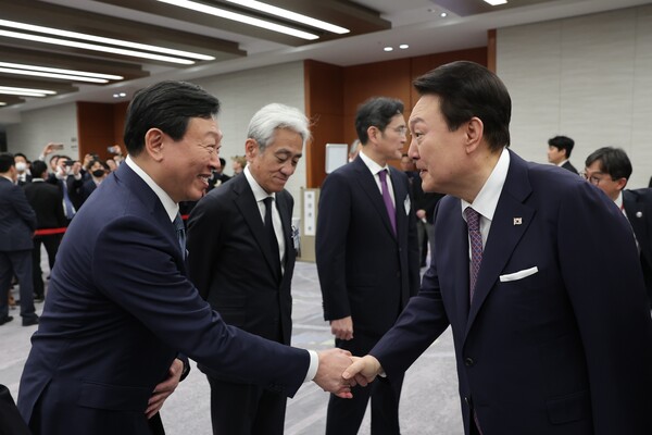 신동빈 롯데그룹 회장(왼쪽)이 지난해 3월 도쿄 일본경제단체연합회 회관에서 일본을 방문한 윤석열 대통령과 악수하고 있다. 신 회장은 지난해 212억 8100만 원의 보수를 받았다. 연합뉴스