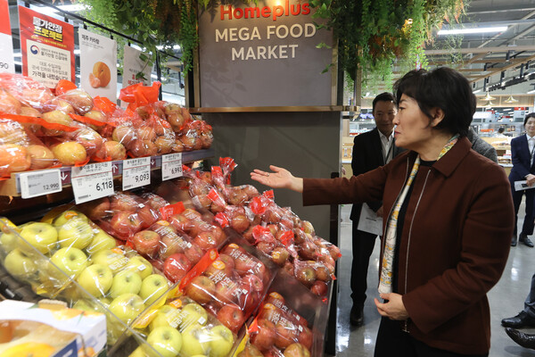 송미령 농림축산식품부 장관이 31일 서울 강서구 홈플러스 강서점을 찾아 농축산물 유통 상황을 점검하고 있다. 2024.3.31. 연합뉴스