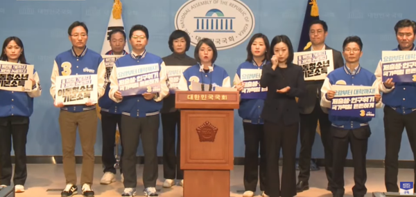 더불어민주연합 용혜인 공동상임선거대책위원장 등이 1일 국회에서 기자회견을 열어 아동·청소년 기본소득 공약을 발표하고 있다. KBS 중계화면 갈무리