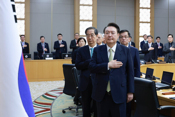 윤석열 대통령이 2일 정부세종청사에서 열린 국무회의에서 국기에 경례하고 있다. 2024.4.2. 연합뉴스