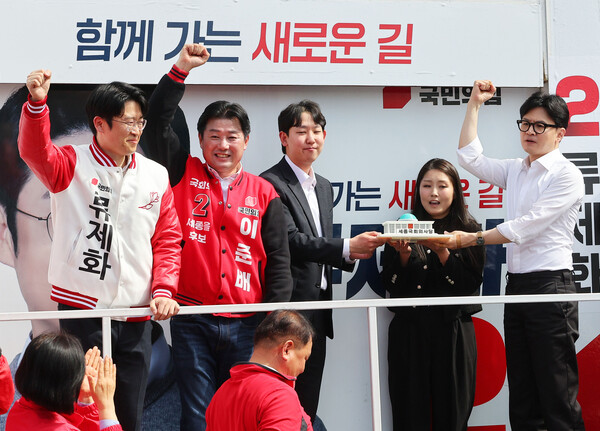 국민의힘 한동훈 비상대책위원장 겸 총괄 선거대책위원장이 2일 세종시 한누리대로 일대에서 세종시 청년들에게 세종국회의사당 모형을 전달하고 있다. 2024.4.2. 연합뉴스