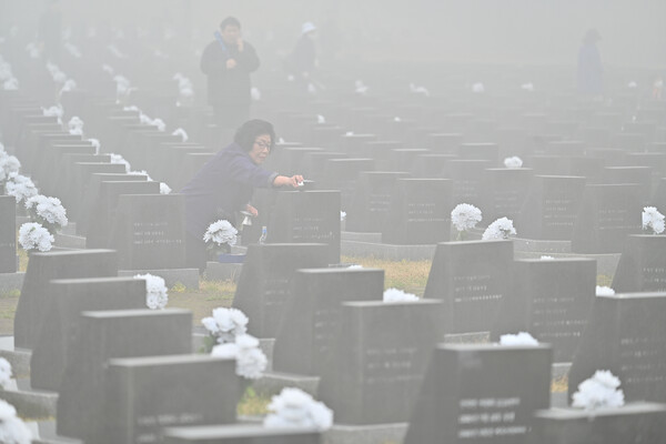 제76주년 제주4·3희생자추념일인 3일 오전 제주시 봉개동 4·3평화공원 내 행방불명인 표석을 찾은 유족이 희생자의 넋을 기리고 있다. 2024.4.3 [제주도사진기자회]