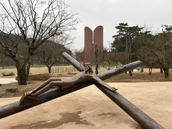 남양 성모성지에 설치된 십자가 위의 예수상.