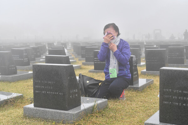 제76주년 제주4·3희생자추념일인 3일 오전 제주시 봉개동 4·3평화공원 내 행방불명인 표석을 찾은 유족이 희생자의 넋을 기리고 있다. 2024.4.3 [제주도사진기자회] 연합뉴스