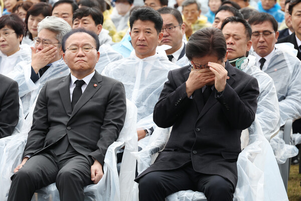 더불어민주당 이재명 대표(오른쪽)가 3일 오전 제주시 4·3 평화공원에서 열린 4·3 희생자 추념식에서 유족의 사연을 듣고 눈물을 훔치고 있다. 2024.4.3. 연합뉴스