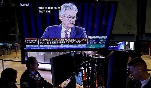 제롬 파월 연방준비제도(연준·Fed) 의장이 오는 6~7일 미 하원과 상원에 차례로 출석해 반기 통화정책을 보고할 예정이다. 사진은 파월 의장의 기자회견을 중계 중인 미국 뉴욕증권거래소(NYSE) 모니터 [로이터 연합뉴스 자료사진]