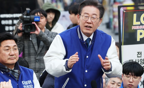 더불어민주당 이재명 대표가 19일 오후 경기도 이천시 중앙로 문화의 광장에서 발언하고 있다. 왼쪽에는 민주당의 경기 이천 엄태준 후보. 2024. 03.19. 연합뉴스