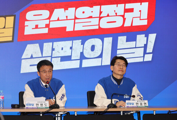 15일 서울 여의도 더불어민주당 중앙당사에서 열린 전략본부·홍보본부 합동기자간담회에서 한병도 전략본부장이 발언하고 있다. 오른쪽은 한웅현 홍보본부장. 2024.3.15. 연합뉴스