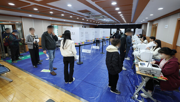 4·10 총선 사전투표가 시작된 5일 오전 서울 동작구 상도1동주민센터에 마련된 투표소를 찾은 시민들이 투표를 위해 줄지어 대기하고 있다. 2024.4.5 연합뉴스