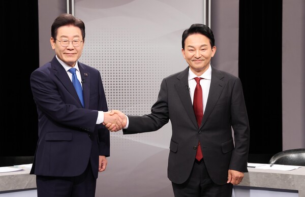 제22대 총선 인천 계양을에 출마한 더불어민주당 이재명, 국민의힘 원희룡 후보가 1일 오후 경기 부천시 OBS 경인TV에서 열린 후보자 토론회에서 악수하고 있다. 2024.4.1 [국회사진기자단] 연합뉴스