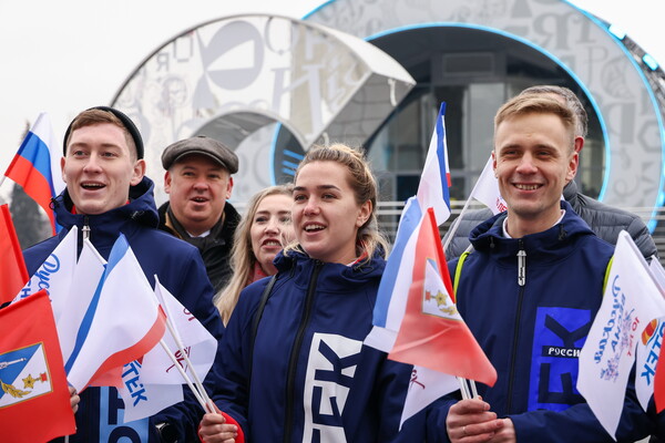 러시아 대선에서 푸틴의 승리가 확정된 18일은 공교롭게 러시아가 주민투표를 통해 크림반도를 병합한지 10주년이 되는 날이었다. 크림반도 병합 기념 행진에 참가한 젊은이들이 국기를 흔들고 있다. 2024.3.18. TASS 연합뉴스 