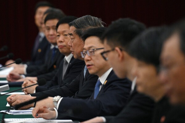 허리펑(가운데) 중국 부총리가 6일 중국 남부 광저우의 광둥 주다오 게스트하우스에서 재닛 옐런 미국 재무장관과 2차 양자 회담에 참석했다. 2024.4.6. AFP 연합뉴스