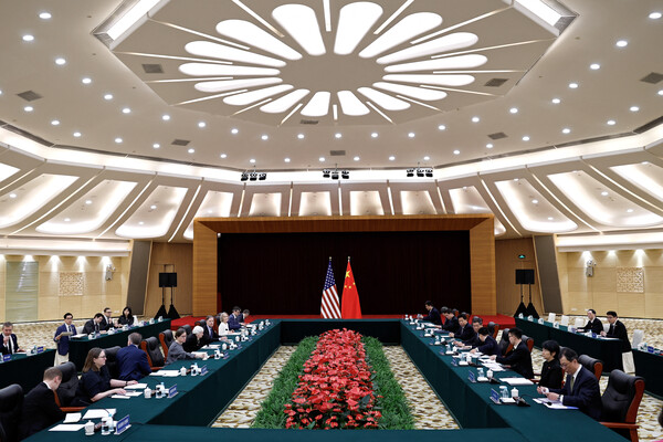 재닛 옐런 미국 재무장관이 6일 중국 광둥성 광저우의 광둥 주다오 게스트하우스에서 허리펑 중국 부총리와 양자 회담에 참석했다. 2024.4.6. 로이터 연합뉴스