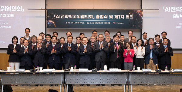 이종호 과학기술정보통신부 장관(앞줄 왼쪽 여섯 번째)이 4일 서울 영등포구 전경련회관 컨퍼런스센터에서 열린 'AI전략최고위협의회 출범식'에서 박상욱 과학기술수석(앞줄 왼쪽 일곱 번째), 최수연 네이버 대표(앞줄 왼쪽 첫 번째), 정신아 카카오 대표(뒷줄 오른쪽 네 번째), 유영상 SK텔레콤 대표(가운뎃줄 왼쪽 첫 번째), 김영섭 KT 대표(가운뎃줄 왼쪽 여섯 번째) 등 참석자들과 기념 촬영하고 있다. 2024.4.4. 연합뉴스