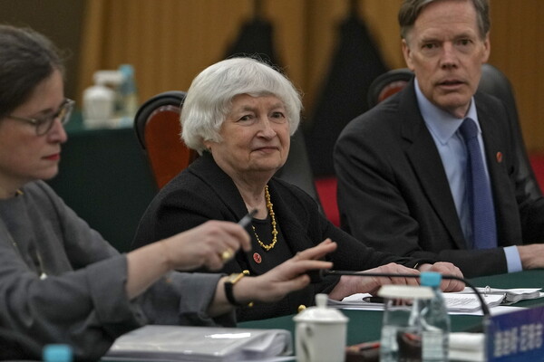 재닛 옐런 미국 재무부 장관(가운데). 6일 중국 남부 광둥성의 광둥 주다오 게스트하우스에서 허리펑 중국 부총리와 양자 회담에서 마주 앉은 모습. 2024.4.6. EPA 연합뉴스