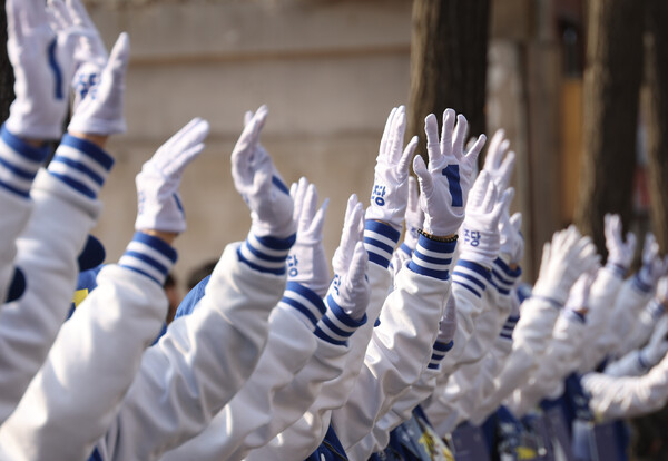 1일 인천 미추홀구 용현시장 앞에서 더불어민주당 남영희 후보 선거운동원들이 율동을 하고 있다. 2024.4.1. 연합뉴스
