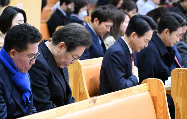  제22대 총선 인천 계양을에 출마한 더불어민주당 이재명 대표와 국민의힘 원희룡 계양을 후보가 31일 인천 계양구 가나안교회에서 열린 부활절 예배에서 기도하고 있다. 2024. 03.31 [공동취재]. 연합뉴스