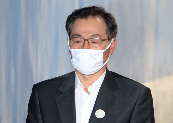 채동욱 전 검찰총장의 혼외자에 대한 불법 정보조회에 관여한 혐의로 기소된 서천호 전 국가정보원 2차장이 4일 오후 서울 서초구 서울중앙지법에서 열린 1심 선고공판에 출석하며 법정으로 향하고 있다. 2019.1.4. 연합뉴스