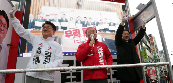 국민의힘 윤재옥 공동선거대책위원장(가운데)이 4일 오전 청주시 서원구 사창동 사창사거리에서 오제세 전 국회의원(오른쪽)과 함께 서원구 출마자인 김진모 후보(왼쪽)에 대해 지지를 호소하고 있다. 2024.4.4.
