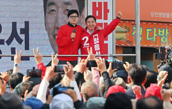 국민의힘 한동훈 비상대책위원장 겸 총괄 선거대책위원장이 7일 충남 당진시장에서 정용선 후보 지지를 호소하고 있다. 2024.4.7. 연합뉴스