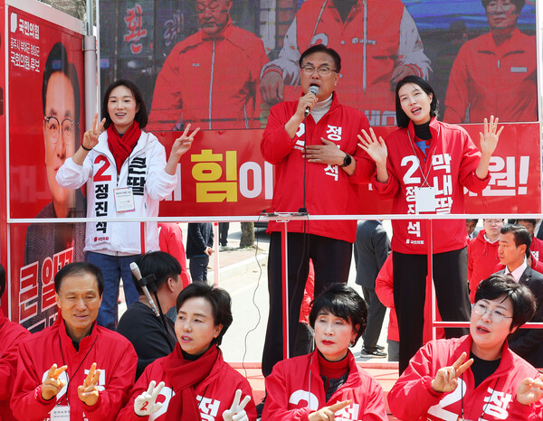 국민의힘 정진석(공주·부여·청양) 후보가 7일 충남 공주시 공주대학교 후문 앞에서 자녀들과 함께 지지를 호소하며 노래를 부르고 있다. 2024.4.7. 연합뉴스