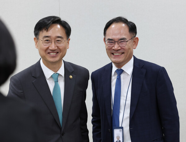 임종득 국가안보실 2차장(오른쪽)과 신범철 국방부 차관이 25일 서울 용산 대통령실 청사에서 열린 국무회의에서 대화하고 있다. 2023.9.25 연합뉴스