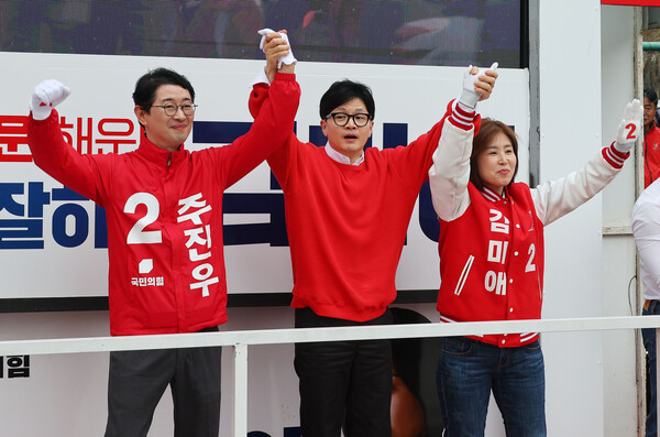 국민의힘 한동훈 비상대책위원장 겸 총괄 선거대책위원장이 6일 부산 해운대구 반여1동우체국 사거리에서 주진우 후보, 김미애 후보의 지지를 호소하고 있다. 2024.4.6. 연합뉴스