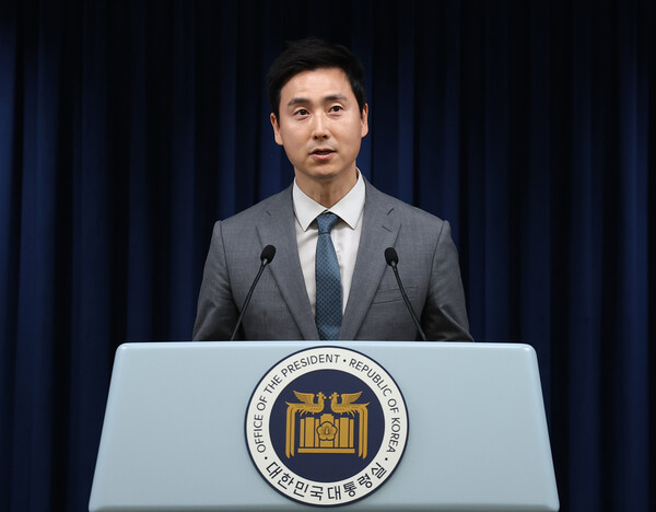 대통령실 신임 부대변인에 임명된 김기흥 대변인실 행정관이 10일 오후 서울 용산 대통령실 청사에서 임명 소감을 밝히고 있다. 2023.8.10. 연합뉴스