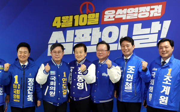 더불어민주당 김부겸 선임공동선거대책위원장이 17일 서울 여의도 국회 의원회관에서 열린 제22대 총선 후보자 대회에서 호남지역 후보들과 기념촬영을 하고 있다. 왼쪽 두 번째가 안도걸(광주 동남을), 오른쪽 두 번째가 조인철(광주 서갑) 후보. 2024.3.17. 연합뉴스