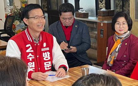 6일 경기도 수원시 팔달구 인계동의 한 커피숍에서 제22대 총선 수원병 선거구에 국민의힘 후보로 나선 방문규 전 산업통상자원부 장관이 시민간담회를 하고 있다. 2024.3.10 [방문규 전 장관 측 제공] 연합뉴스