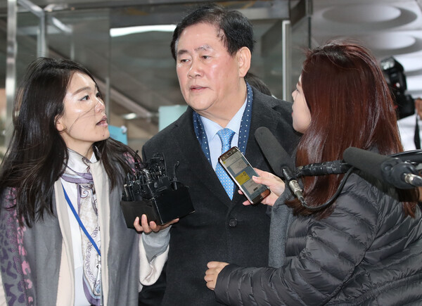 2014년 부총리 겸 기획재정부 장관으로 재직하면서 국가정보원으로부터 1억 원의 금품을 받은 혐의를 받고 있는 자유한국당 최경환 의원이 3일 오전 영장실질심사를 받기 위해 서울 서초구 서울중앙지방법원으로 들어서고 있다. 2018.1.3. 연합뉴스