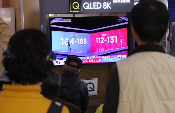 2020년 제21대 총선 투표일인 4월 15일 오후 서울역에서 시민들이 출구조사 발표를 지켜보고 있다. 2020.4.15 연합뉴스