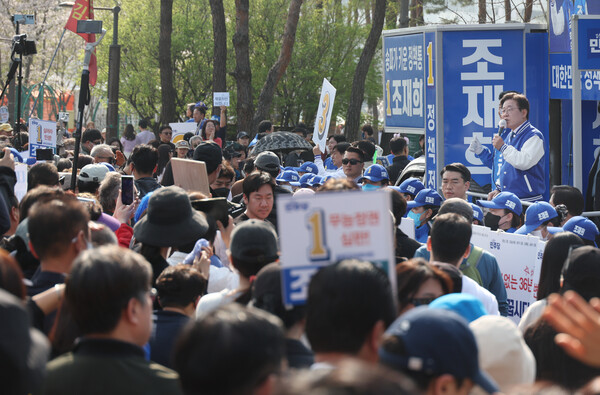 더불어민주당 이재명 대표가 7일 서울 송파구 석촌호수 앞에서 조재희 후보 지원 유세를 하고 있다. 2024.4.7 연합뉴스