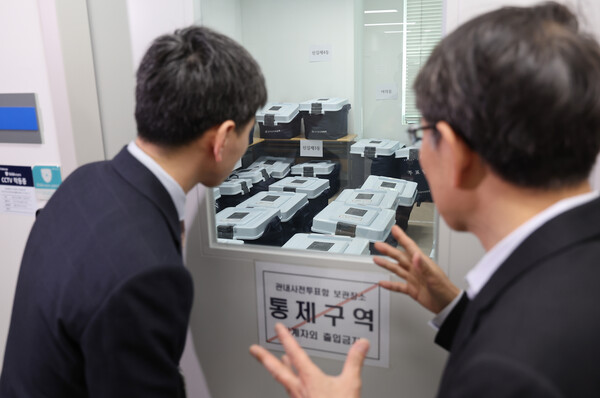 노태악 중앙선거관리위원장이 7일 오후 서울 영등포구선거관리위원회를 방문해 관내사전투표함ㆍ우편투표함 등 투표함 보관장소 CCTV 운영 현장을 점검하고 있다. 2024.4.7 연합뉴스