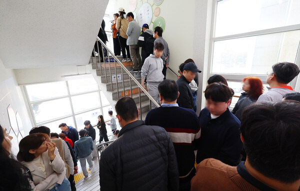 제22대 국회의원선거 사전투표 둘째 날인 6일 오후 인천 연수구 송도1동행정복지센터에 마련된 사전투표소에 유권자들이 줄을 서 있다. 2024.4.6 연합뉴스