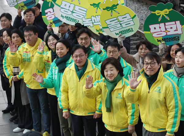 녹색정의당 김찬휘 공동대표(오른쪽부터)와 심상정 양경규 배진교 장혜영 이자스민 의원 등이 8일 서울역에서 설 연휴를 앞두고 귀성길에 오른 시민들을 향해 인사하고 있다. 2024.2.8. 연합뉴스
