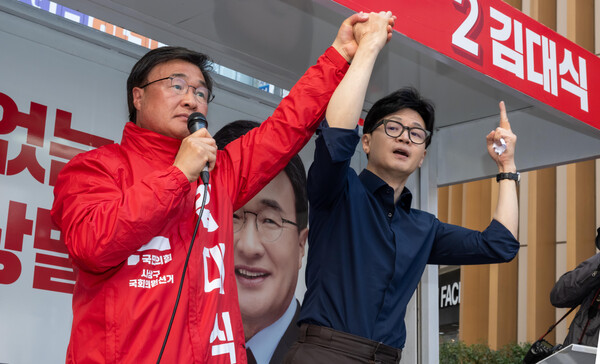 국민의힘 한동훈 비상대책위원장 겸 총괄 선거대책위원장이 1일 부산 사상구 사상역 앞에서 김대식(부산 사상구) 후보의 지지를 호소하고 있다. 2024.4.1 [공동취재] 연합뉴스